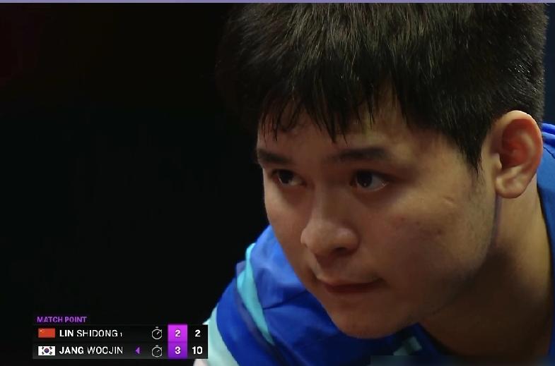 腋下发球，争议再起，林诗栋输球夜，一个隐蔽动作反复在放大镜里播放，大家慢放截图看