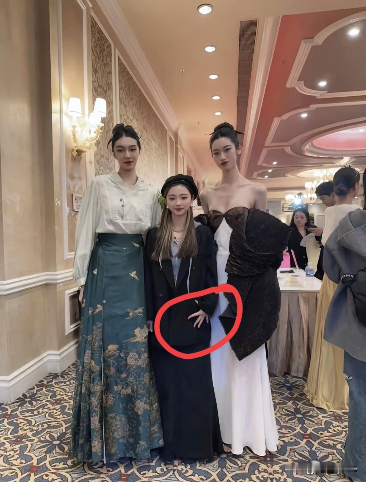 你信吗？总有人说个子矮的女生再美也只能是“小美女”，跟高个子站一起气质就输了，
