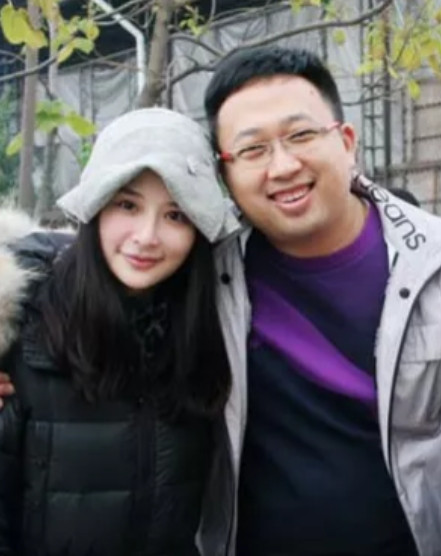 2010年，杨幂拍摄《宫》，她的同学袁姗姗去探班。于正看到了，眼睛一亮，马上安排