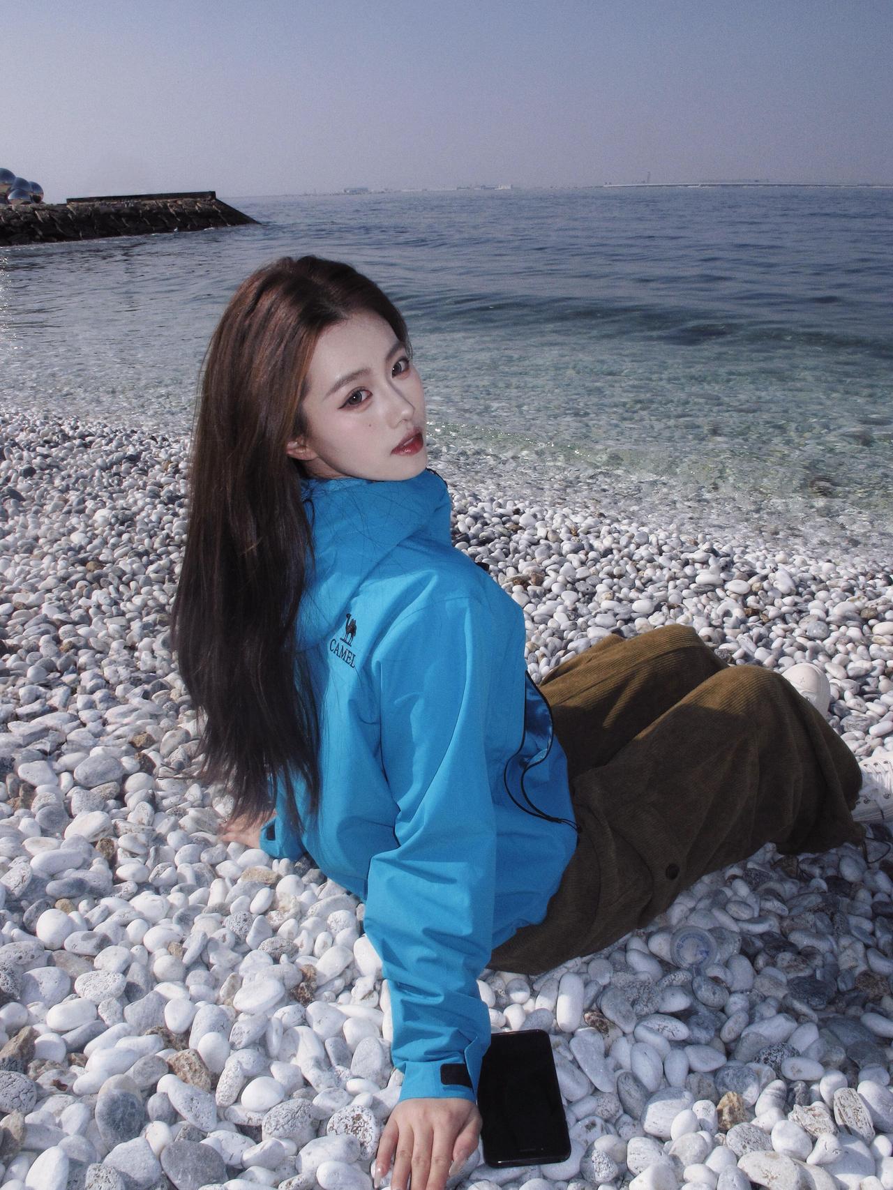 海边漫步蓝衣少女与海浪共舞沙滩海浪美少女休闲宽松穿搭