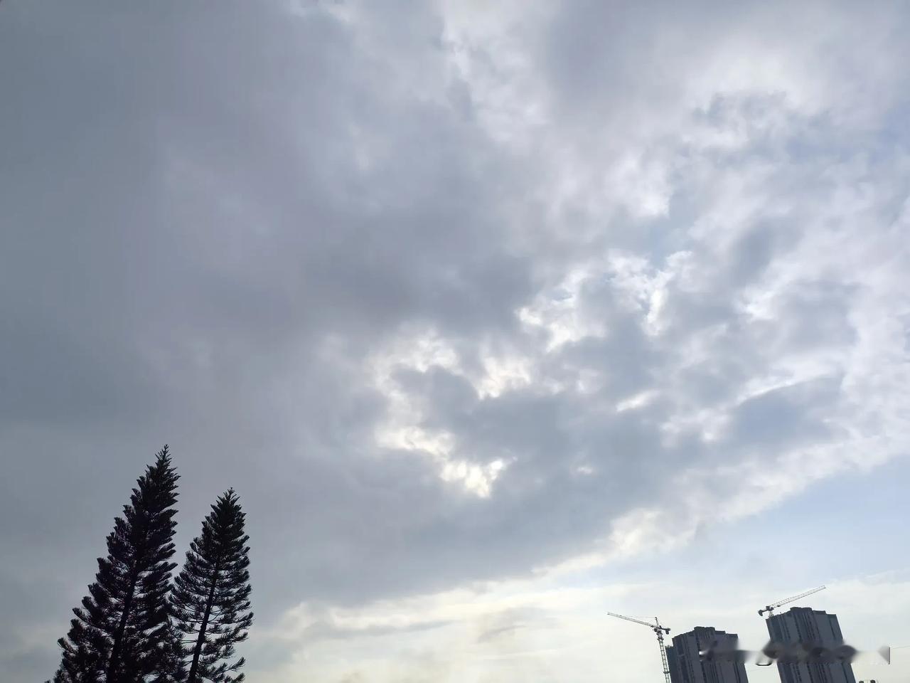 气温下降3～5℃！冷空气开启广东深度游！今天（4日），广东大部仍有雷雨天气，