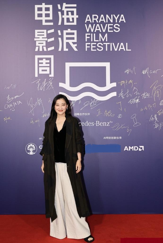 最近梅婷亮相海浪电影周红毯，她这次搭配的很有时尚风情，看上去也特别的有风度。