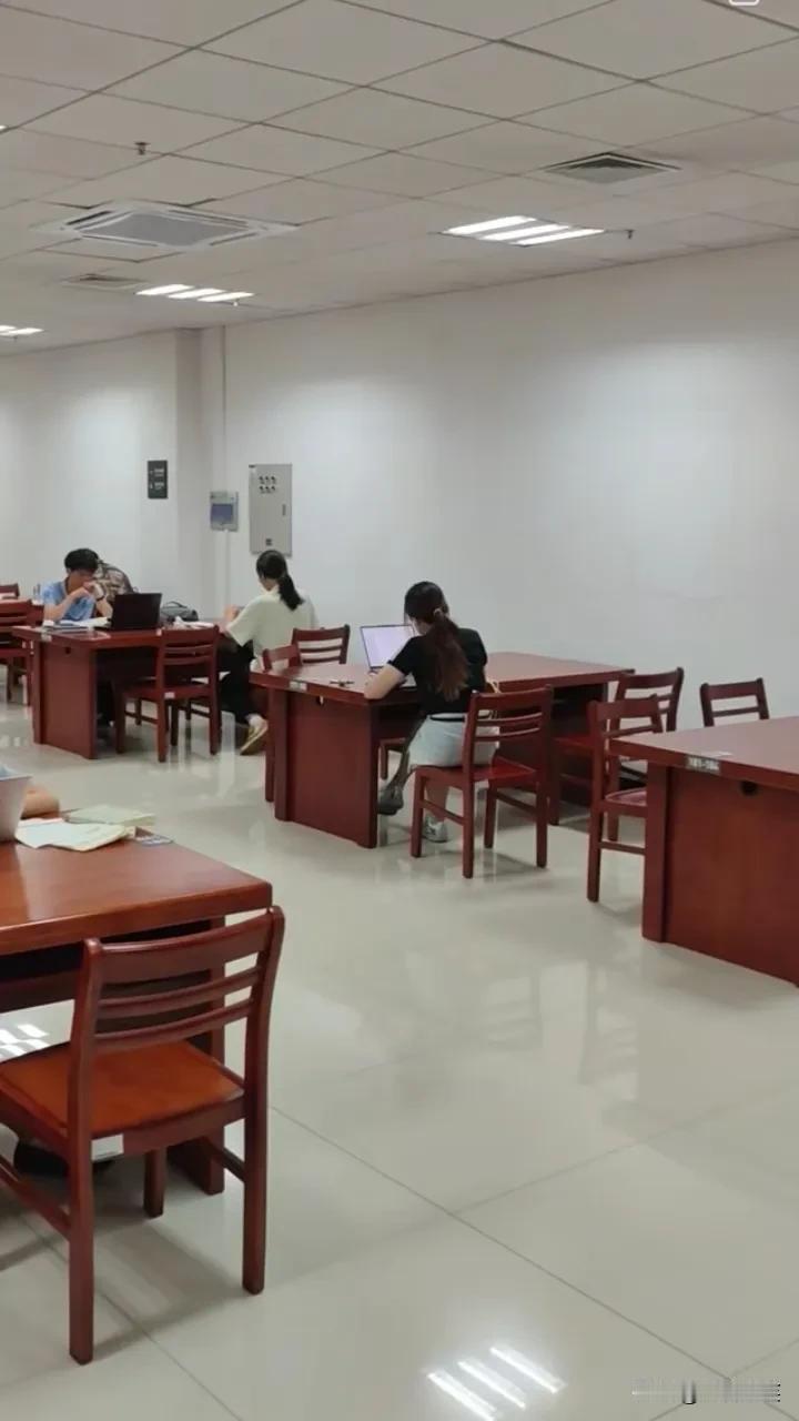 想了一夜也没想通，刘辅导员为什么偏向一个不认识的外院的杨同学，而不替自己教的学生
