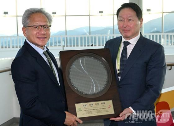 今天，SK向英伟达供应7500亿美元芯片——这不是卖货，是互相锁死。表面看，