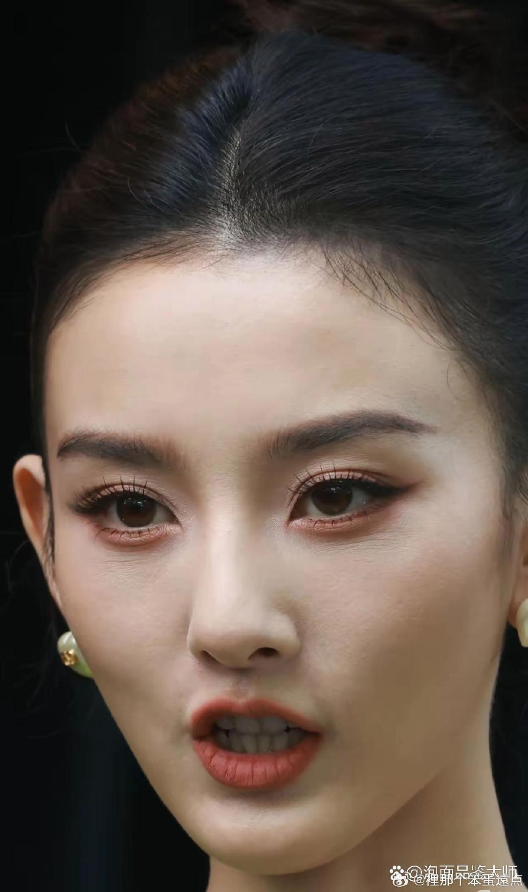 宋祖儿⁠￼￼，超近怼脸生图。还是要年轻啊，怼这么近都没什么瑕疵。​