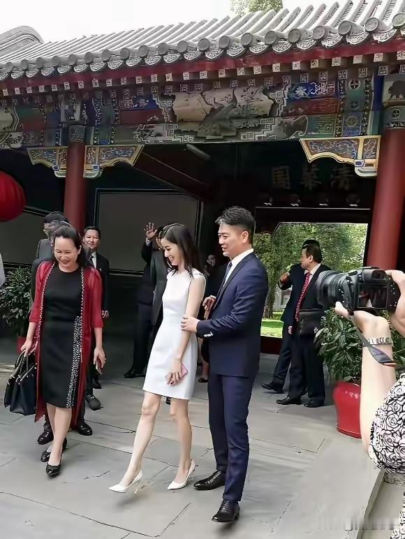 真的是我最羡慕的男人，怎么会这么有气质有钱，还有这么漂亮的老婆。