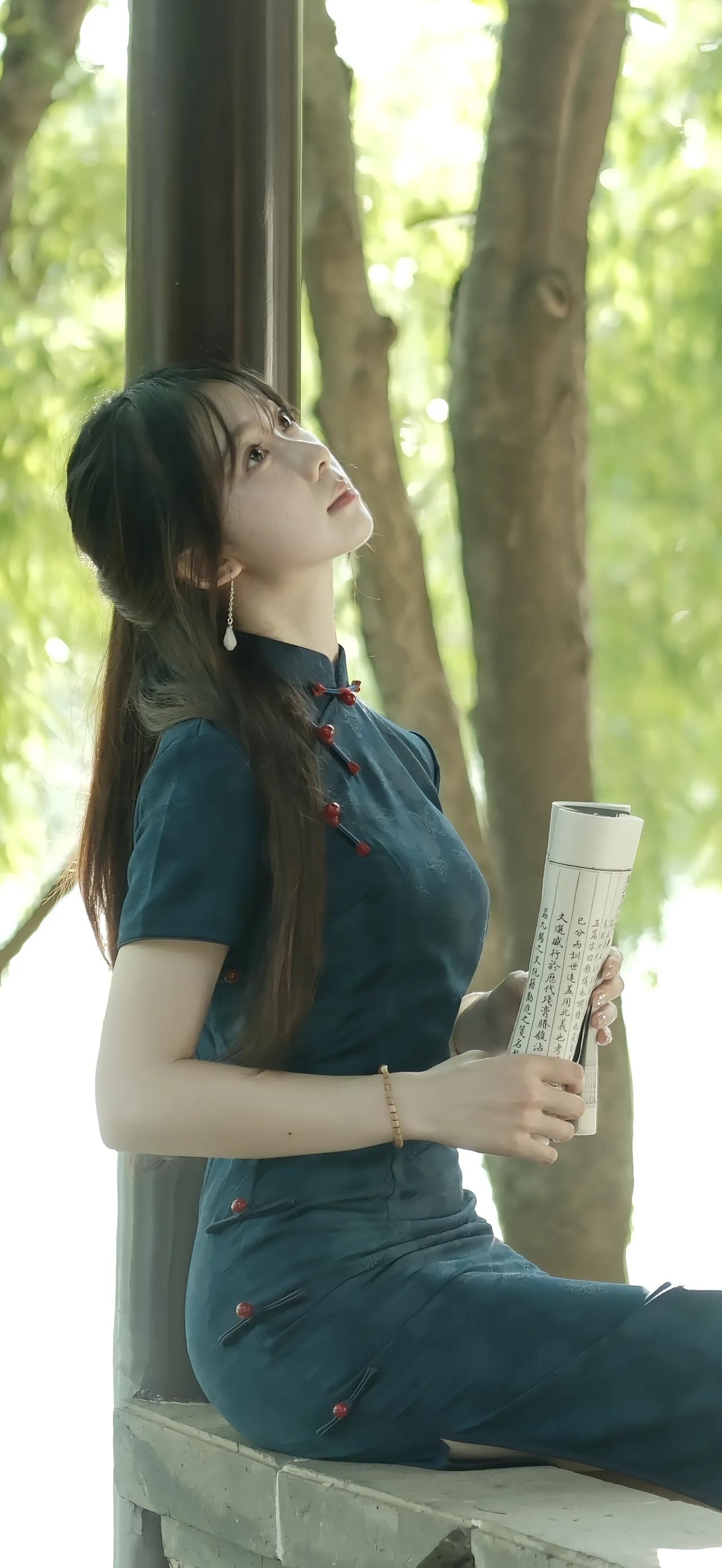 古典风韵，静坐亭中，手捧古卷，悠然自得。