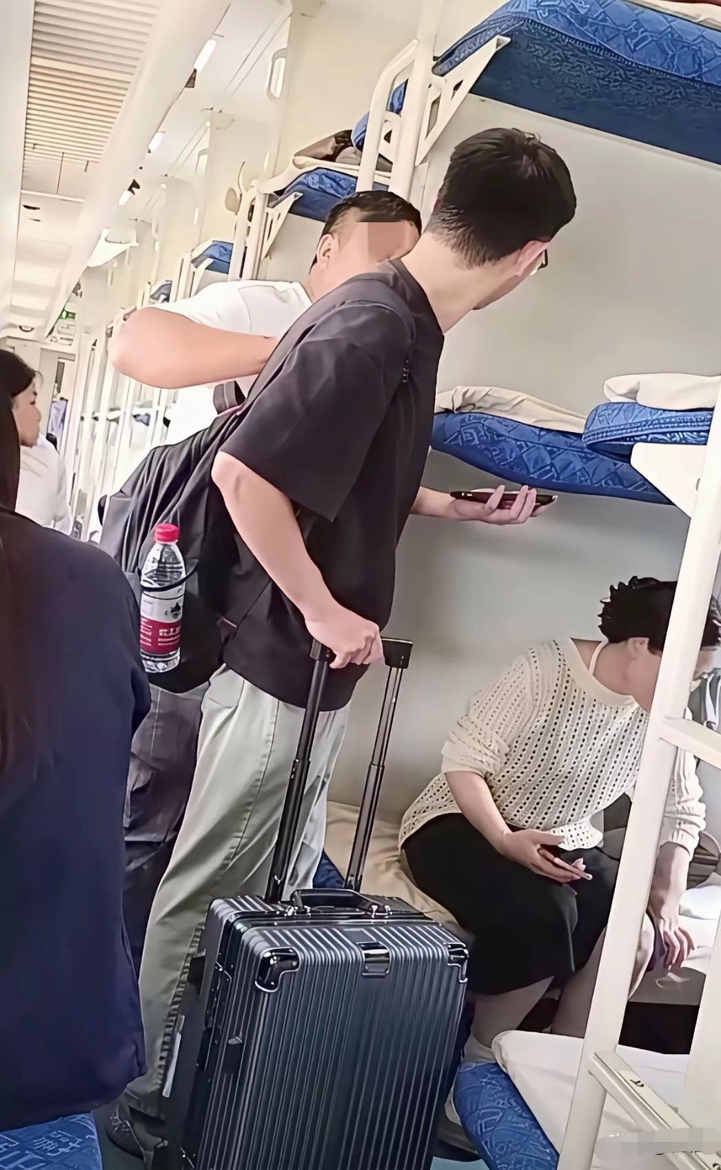 小伙子中途登上火车，发现自己的下铺被一位女士占了。他拿出购票记录，告知对方这个