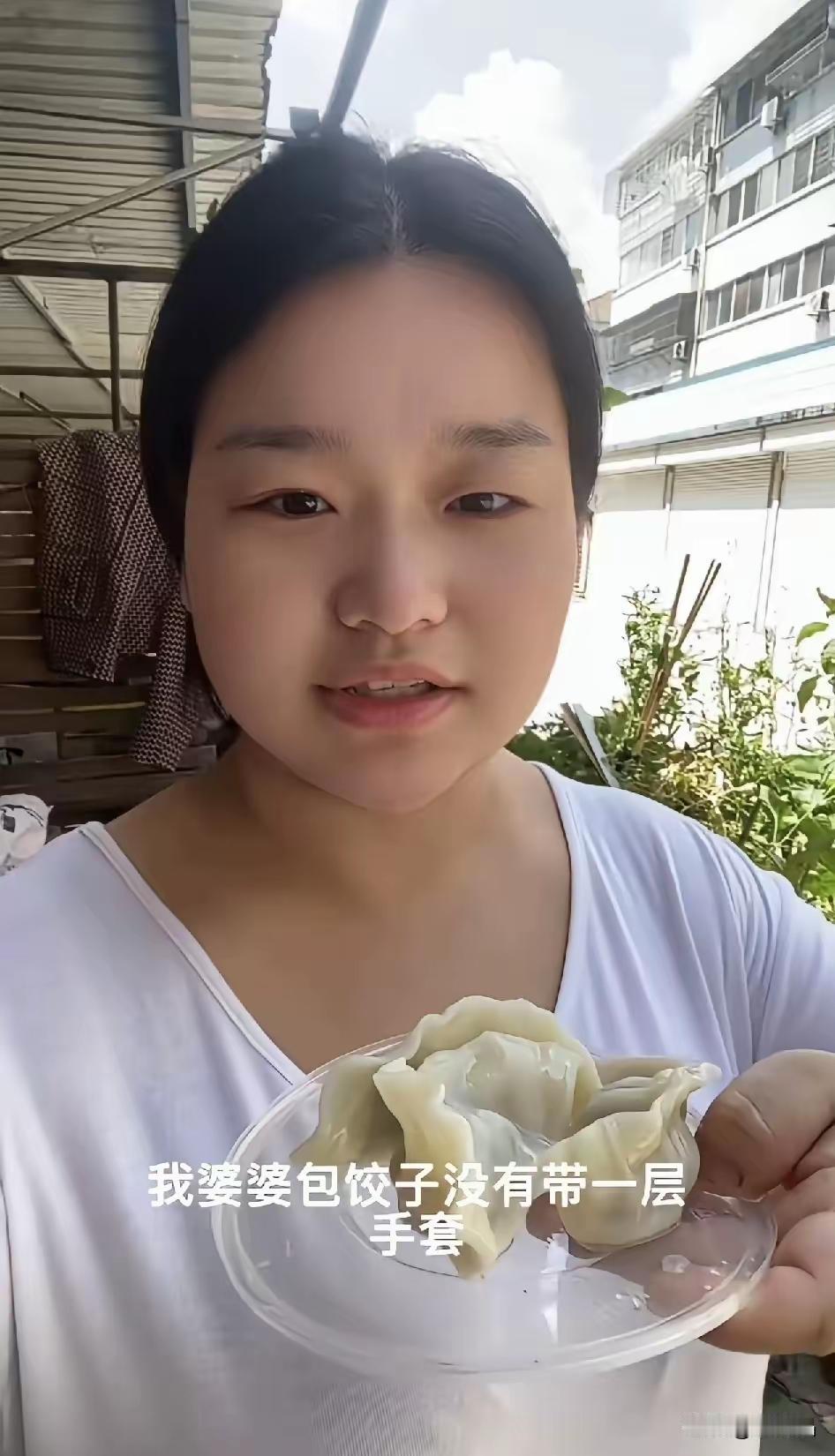 女子在网上吐槽说，她婆婆包饺子，没有戴一次性手套，她嫌弃不吃，女子把饺子喂狗吃，