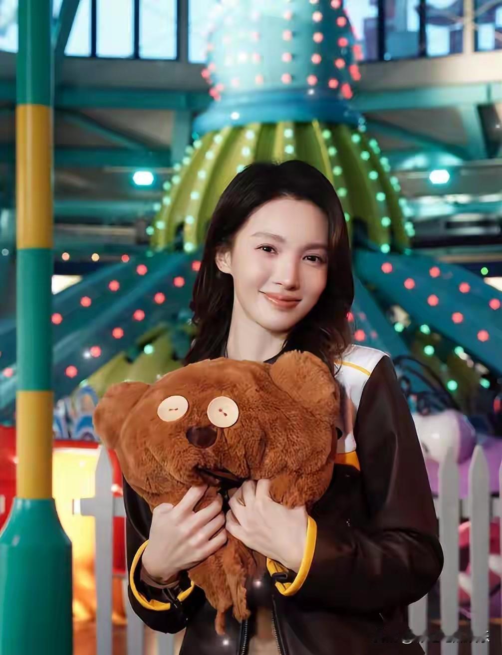 金晨仅凭一张血肉模糊的照片很难洗脱逃逸顶包事实，她应该晒就医凭证病例报告。一