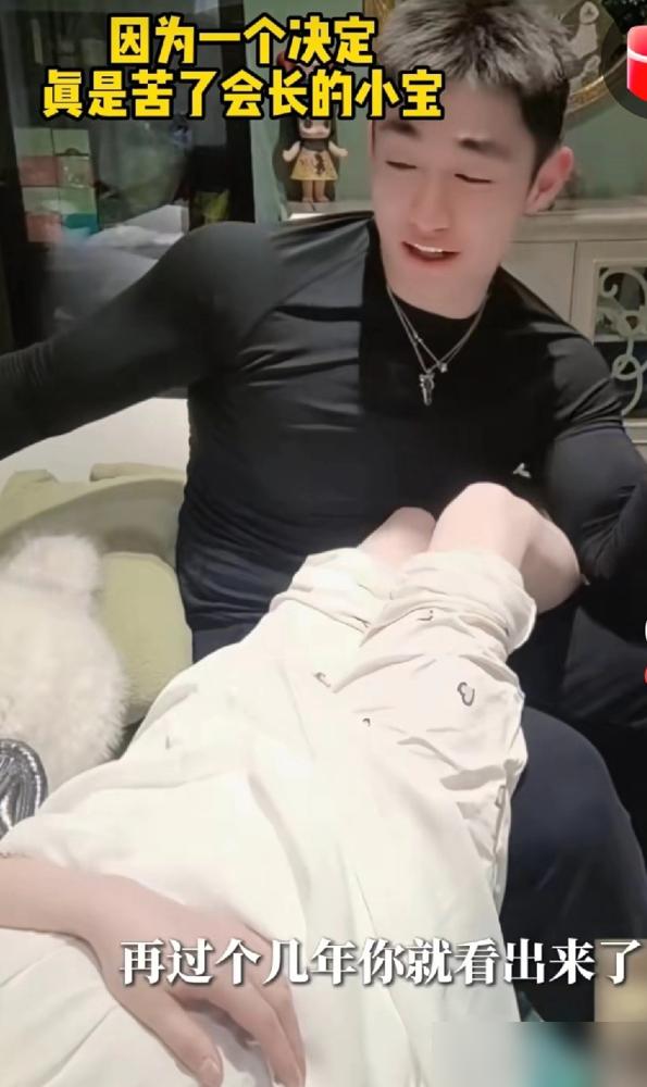 1200万劳斯莱斯幻影的绿本上，死死印着25岁男主播的名字。55岁女富豪于文红三