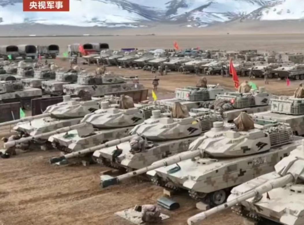 外媒报道消息，我国重型合成旅已经出现在中印边境附近。一眼看去，全部都是清一色最新