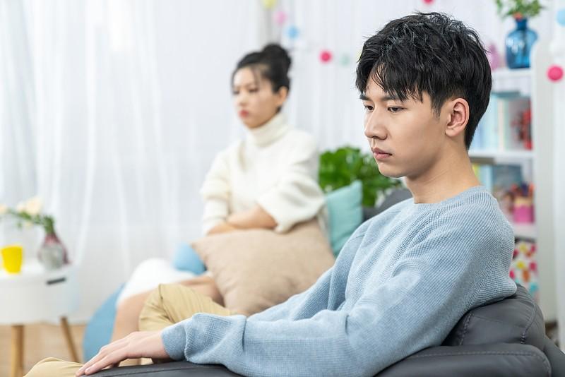 都说女人变心后绝情，这话真不假。男人变心或许是一时冲动，心里还留着旧情，可女人一