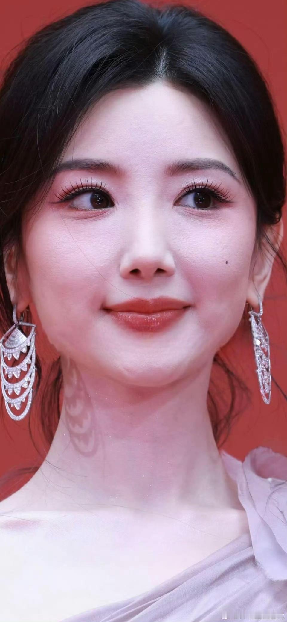 毛晓彤聚光灯下的高清照，你觉得怎么样？毛晓彤毛晓彤红毯照毛晓彤壁纸毛晓彤