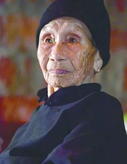 1941年，14岁的黄有良下地干活时，被10多个鬼子扒光衣服乱摸，不料，带头军官