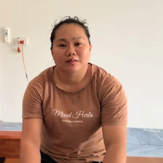 小叔小婶不会过日子，攒不下钱，还欠了一身的债，人际关系也处不好，现在又和邻居闹僵