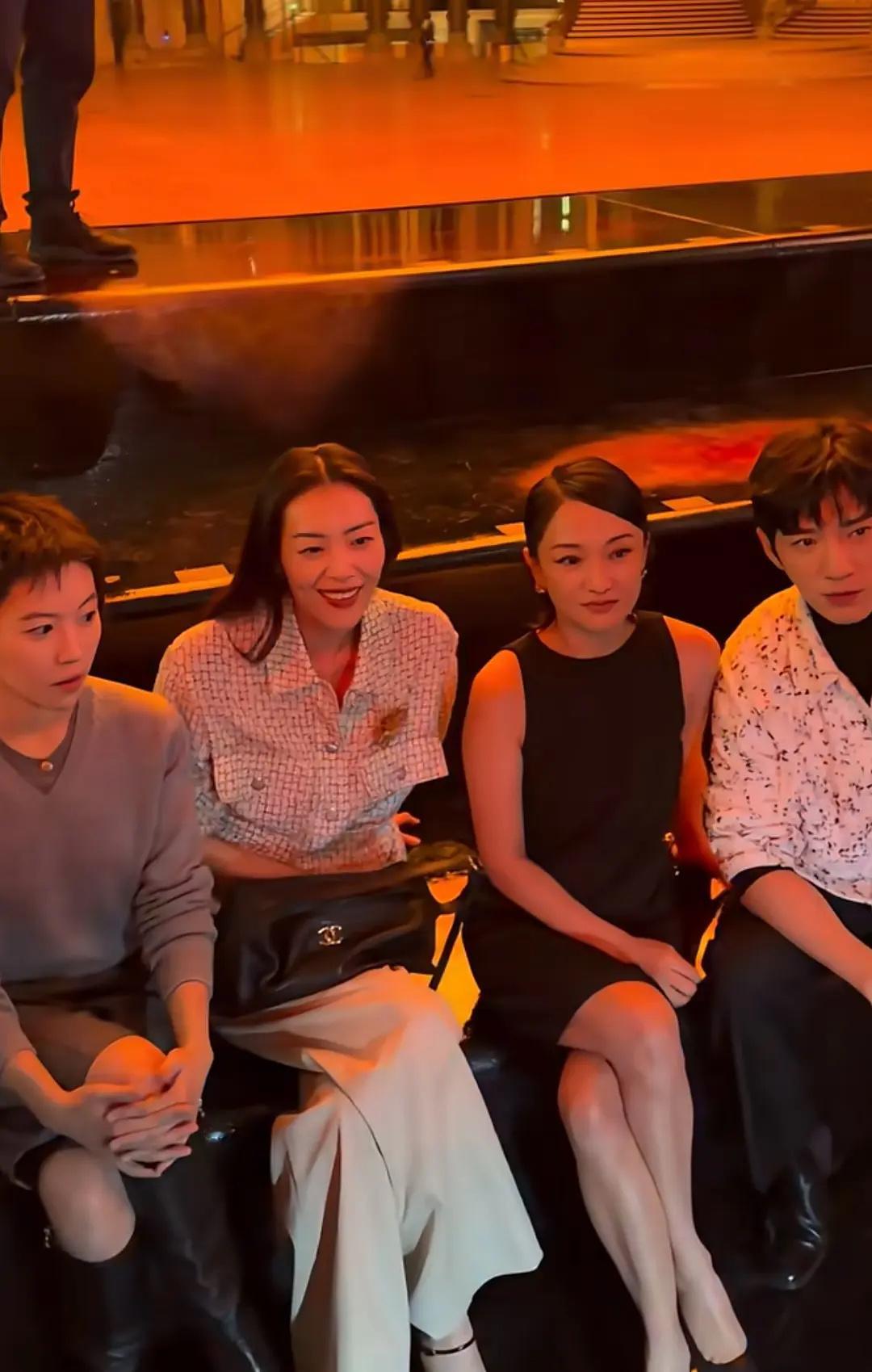 周迅窦靖童同框了，大家就这样互相隔开[doge]​​​