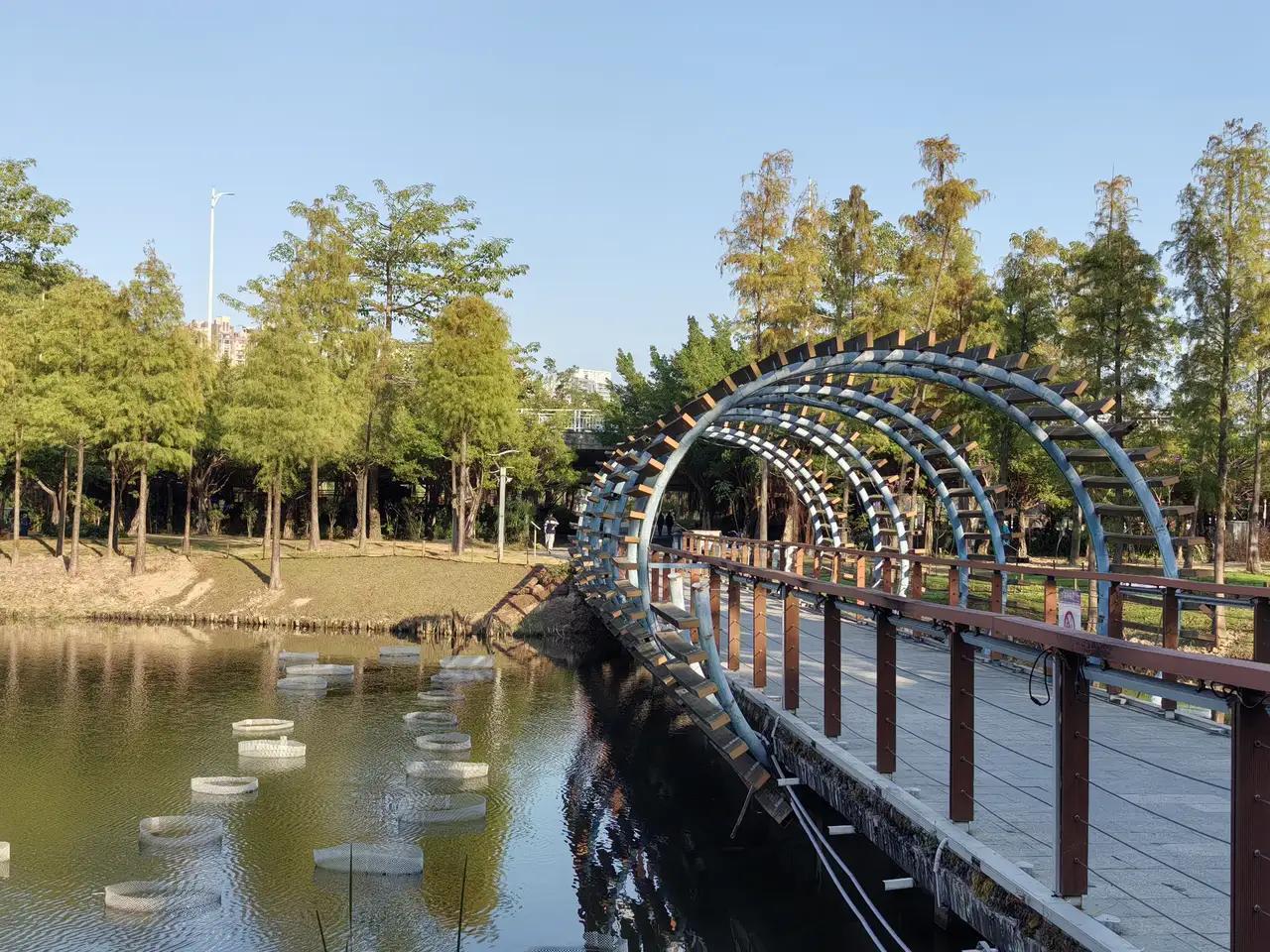 中兴通讯有点骨气了！根据中兴通讯紧急公告：近期，中兴通讯因涉及美国《反海外腐败法