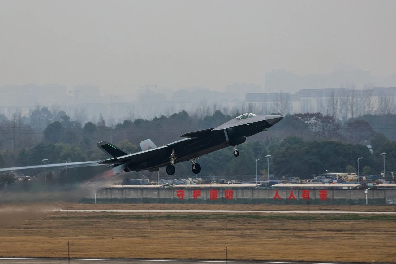 中航工业罕见的自己公布了J20A一批出厂试飞图J20A/S正在大规模量产，西方