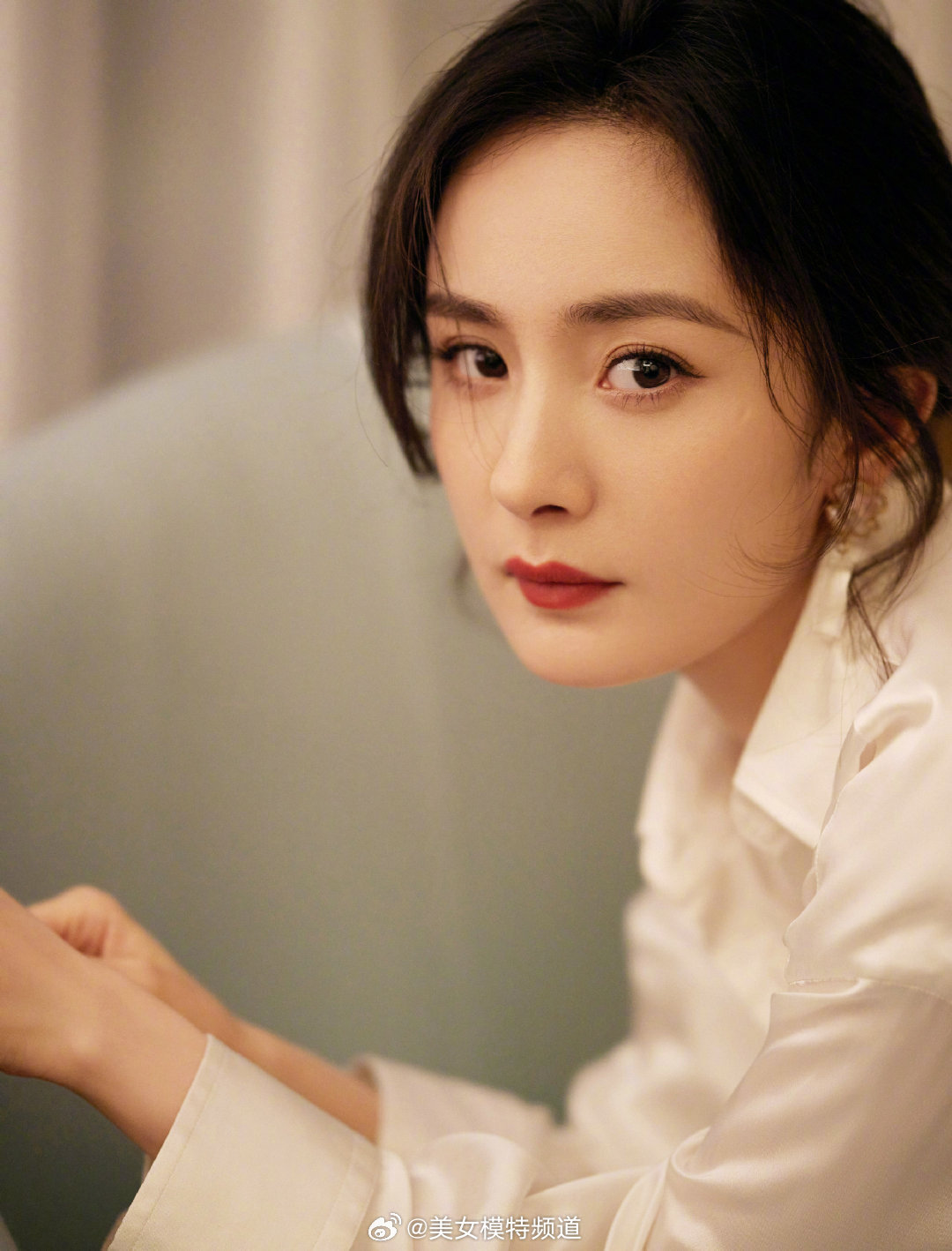 杨幂白色穿搭婀娜姿态