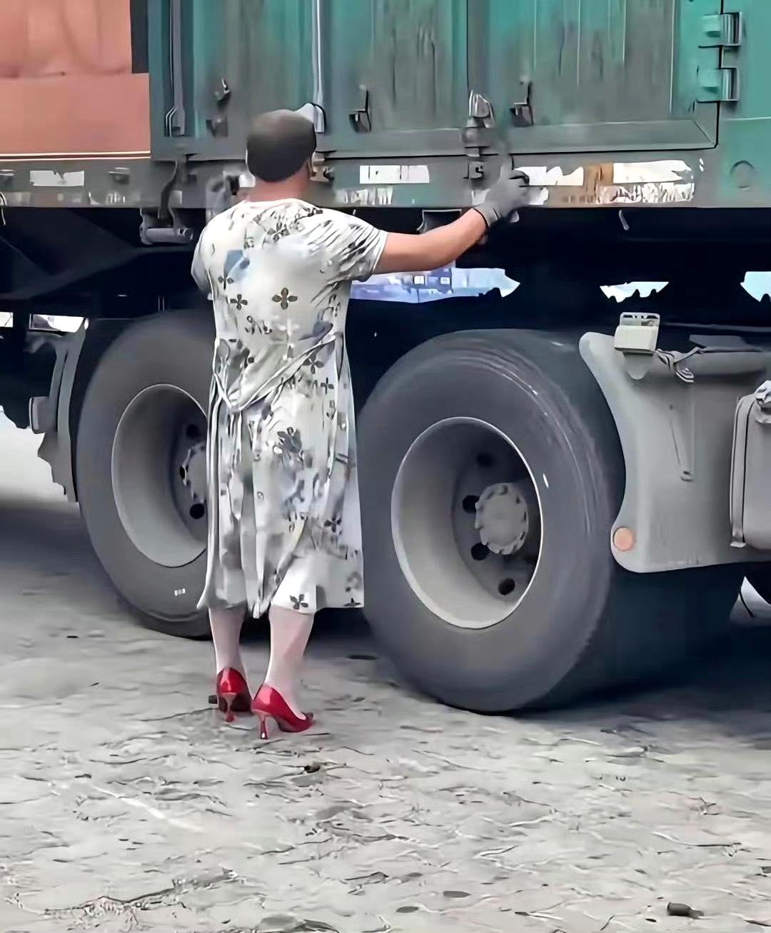 司机这身打扮，看得我口目瞪口呆。​​​