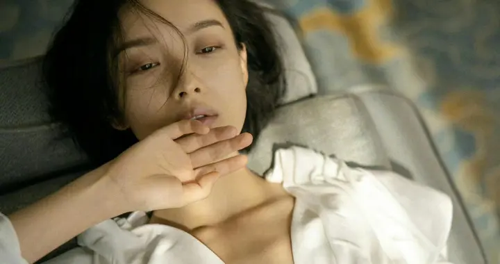 倪妮短发白衣黑裙优雅穿搭,化身梦幻睡美人