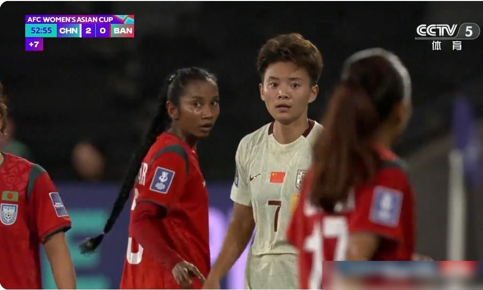 2比0赢下比赛王霜进球后却捂着脸直呼自己蠢主帅米利西奇坐在教练席黑着脸连连摇头。