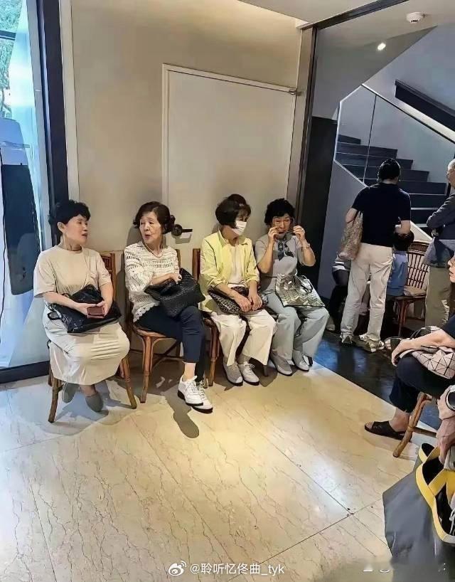 左边是韩国大妈，右边是中国大妈，两种不同的气质。