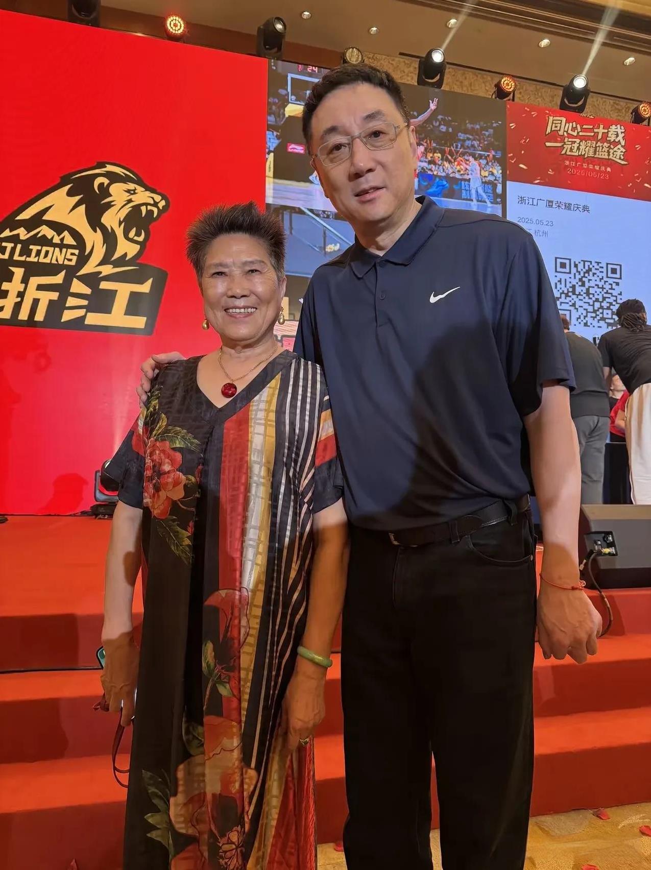 王非感谢浙江广厦邀请！在浙江广厦的庆功宴上，王非指导被邀请到场，老董事长楼忠福