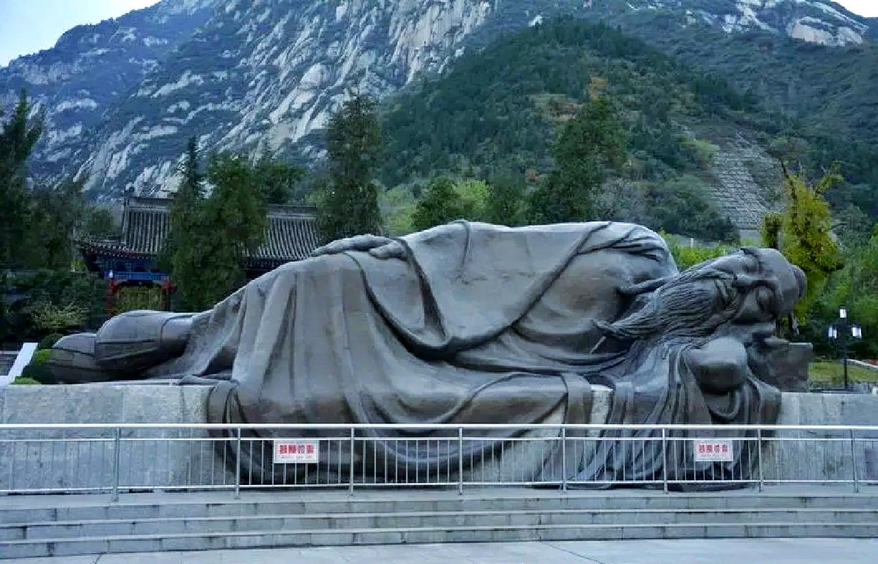 陈抟：睡了一百天不醒，却给三位皇帝上了同一节课五代末年，华山云台观里有个道士