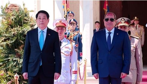 不符合惯例！埃及总统塞西戴着墨镜迎接梁强梁强代表越南四驾马车，时隔7年再次访