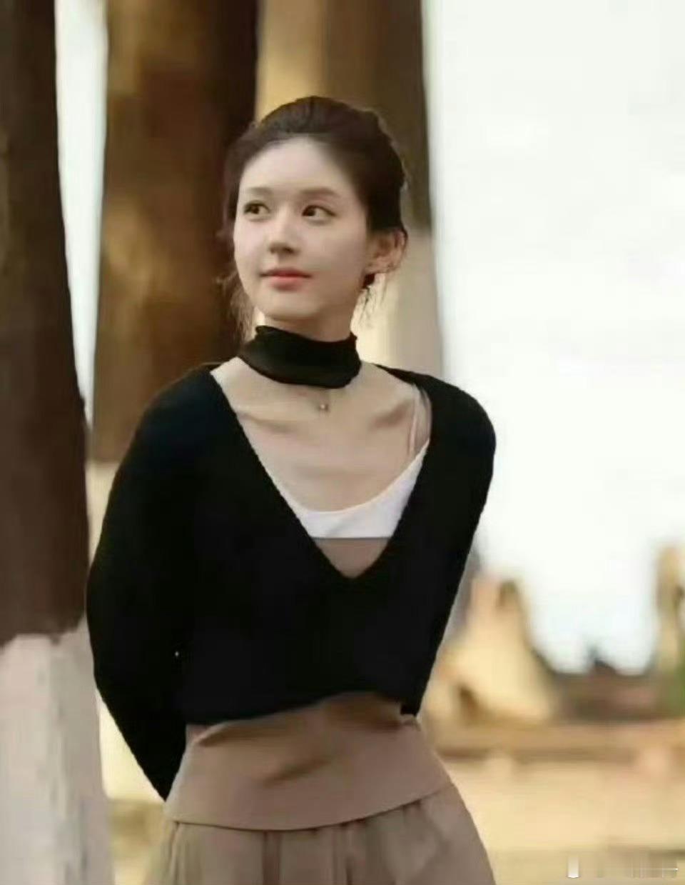 一直以为赵露思这件衣服是镂空的，原来是叠穿，还是三层......​​​