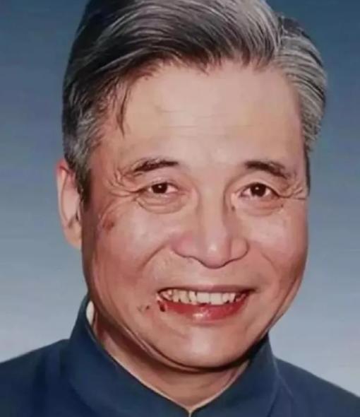 1986年7月，弥留之际的邓稼先突然提出一个愿望，想要再去看一次天安门。轿车即将