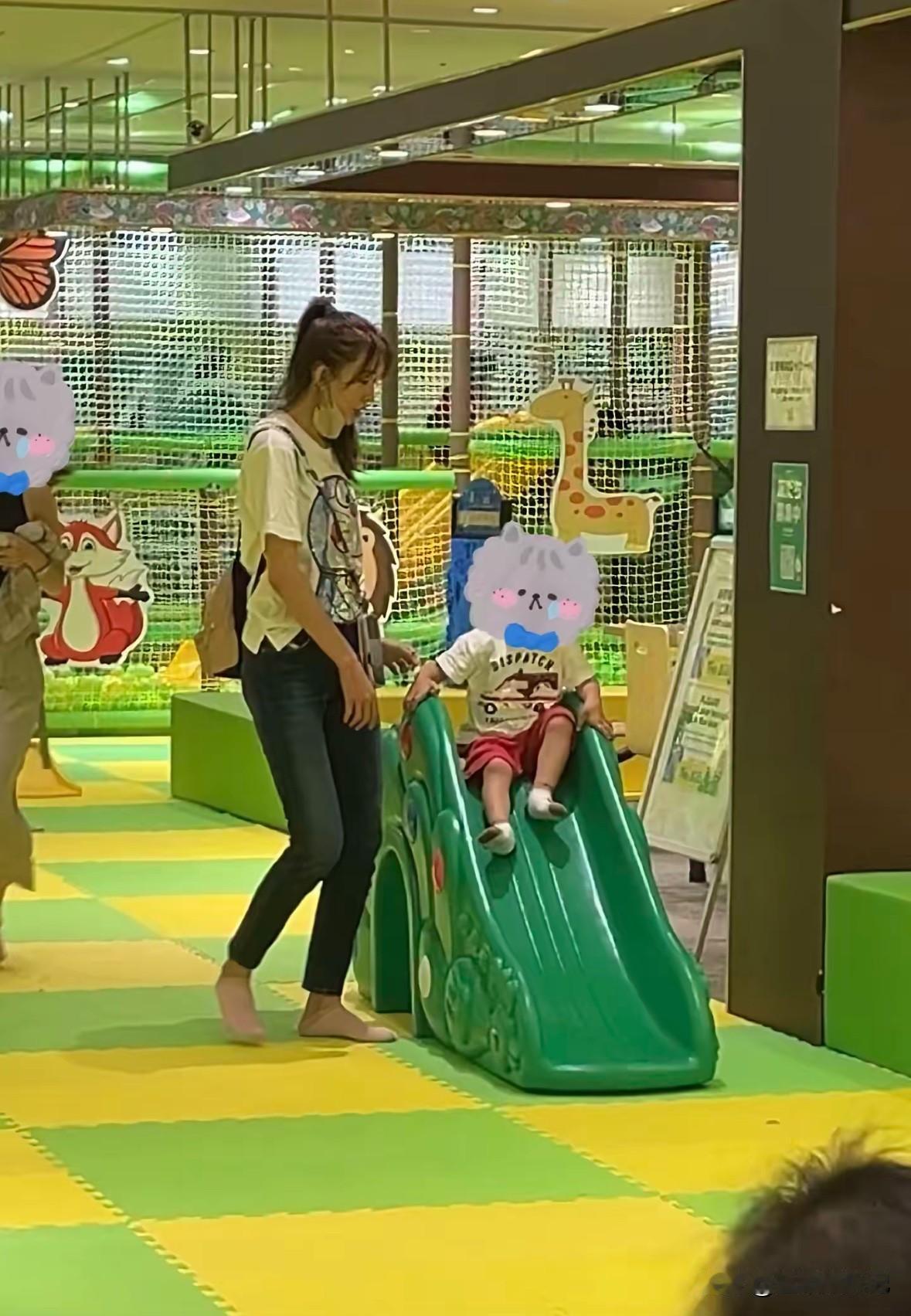 林志玲亲自带娃