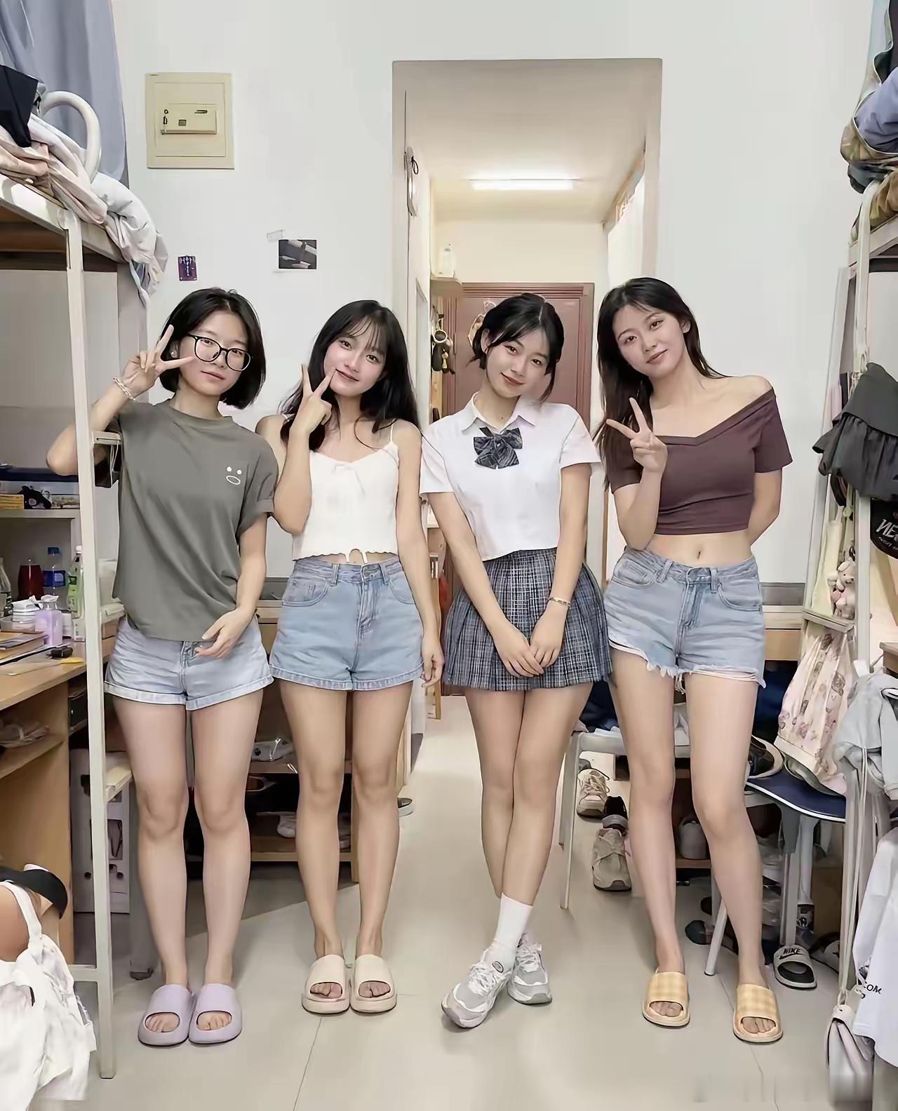 四位宿舍女大学生，选对象你会选哪一位？寝室里四位姑娘风格完全不一样，简约休闲、甜