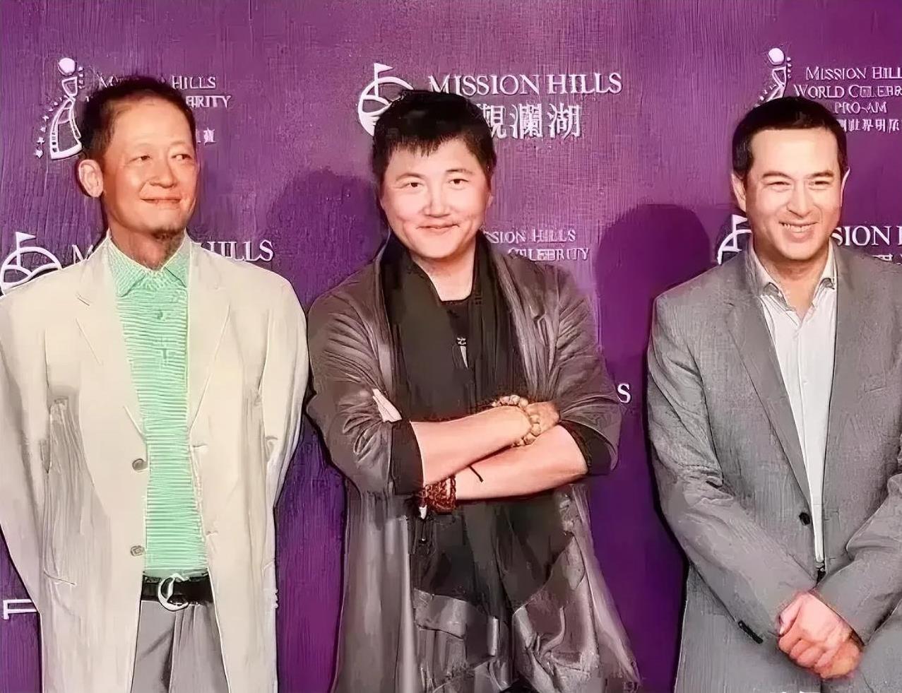 左边的是王志文，右边这位是谁张嘉译，而中间的是谁？浓眉大眼，身材魁梧，能站在王志