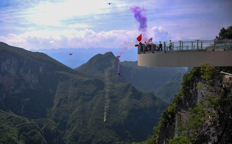 云阳龙缸风景区建在海拔1010米高悬崖上的