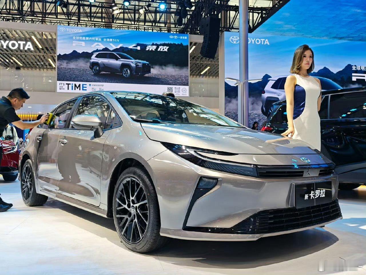 全新卡罗拉价格来了1.8电混双擎和2.0纯油版本可选轴距加长到2750mm可以看