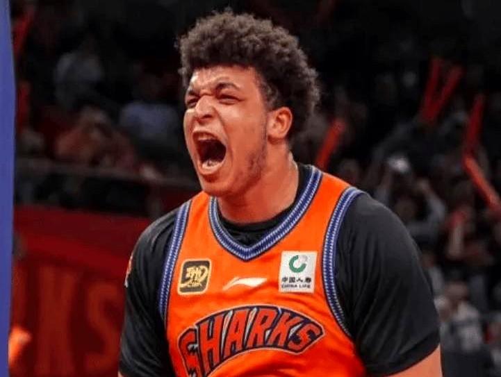 上海男篮的“全能铁憨憨”洛夫顿又跟球迷唠心里话了！他自己发了段采访出来，对