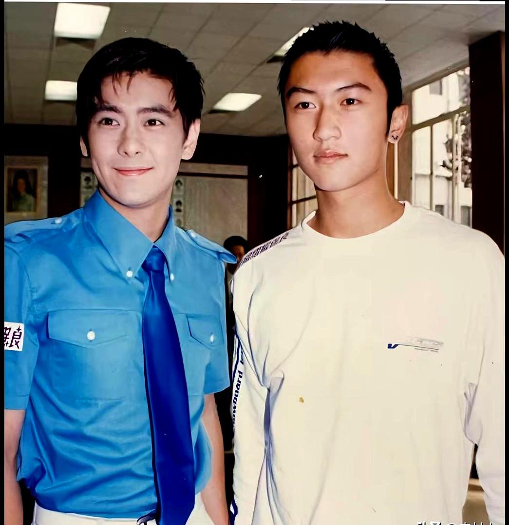 网上刷到一张老照片，给我看愣了。23岁的林志颖和17岁的谢霆锋站一块儿，