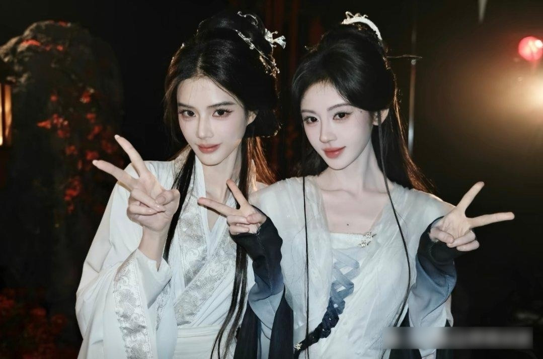 何丹彤脸都成巴掌脸了，鞠婧祎脸居然还比她小一圈…