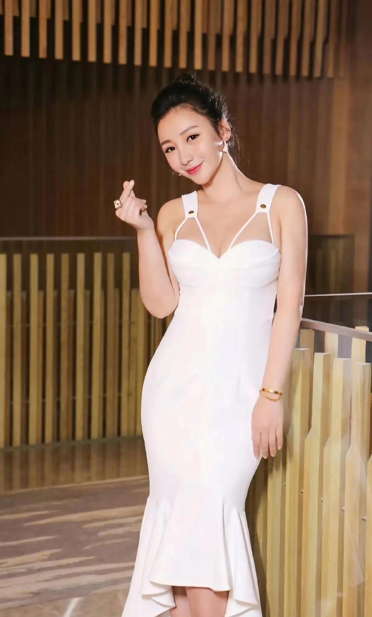 柳岩这张图，我看到的是「岁月的温柔」🌿有人说她“富态”，但我只看到舒展的