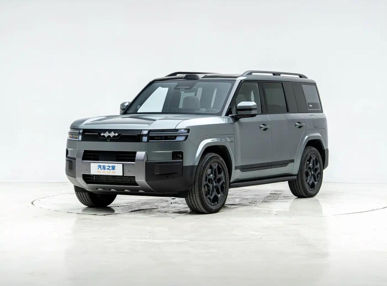 2025款方程豹钛7外观实拍观察2025款方程豹钛7采用方盒子造型，尺寸49