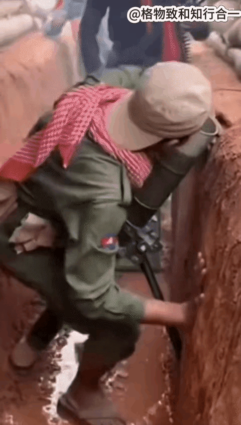 战场上还能出现这样的画面，看起来有些不可思议，不知道这是真实的画面，还是AI生成