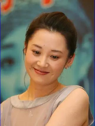 许晴的长相韵味独一无二，自带经典中式温婉鹅蛋脸，她有着标志性的清甜酒窝，兼具
