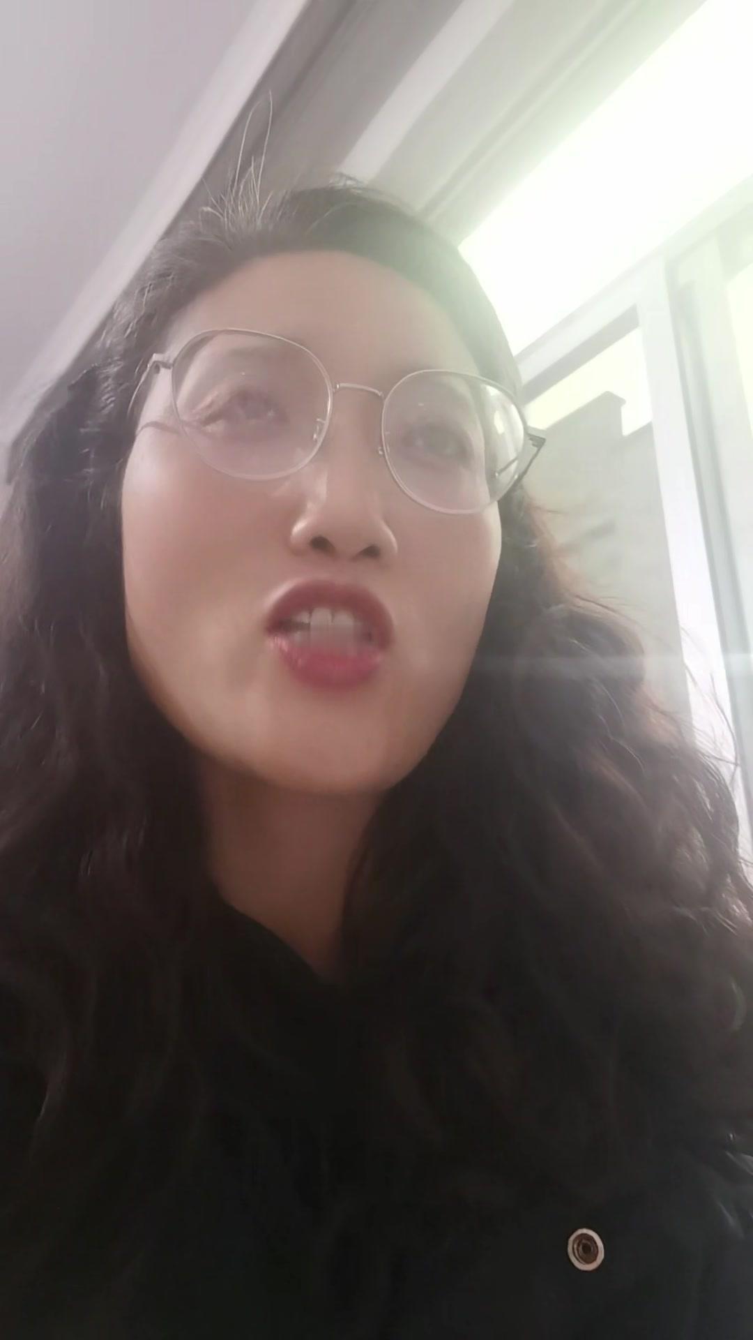 董宇辉最希望跟着他做事的员工事业有成、家庭幸福。董董曾因乱买衣服、戴耳钉、不存钱