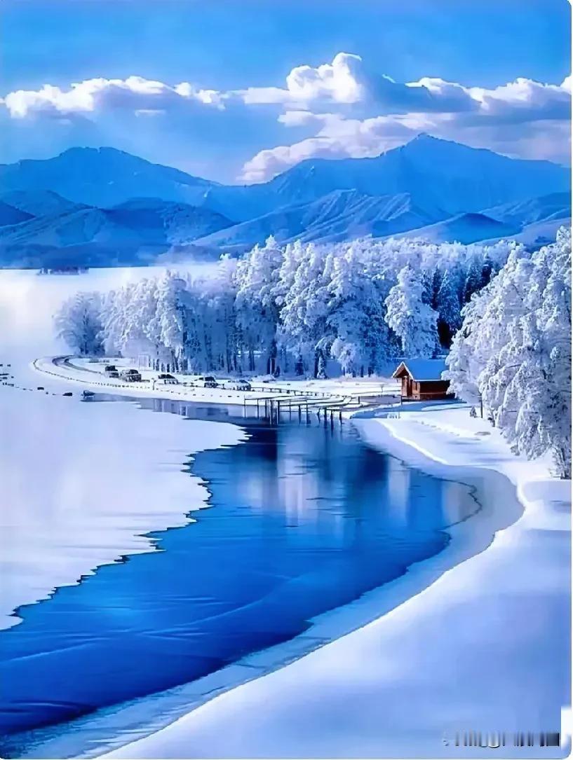 冬日宛如仙境，雪景美若画卷，静谧的湖泊，恰似童话之境。淡雅雪景冬季冰封美景