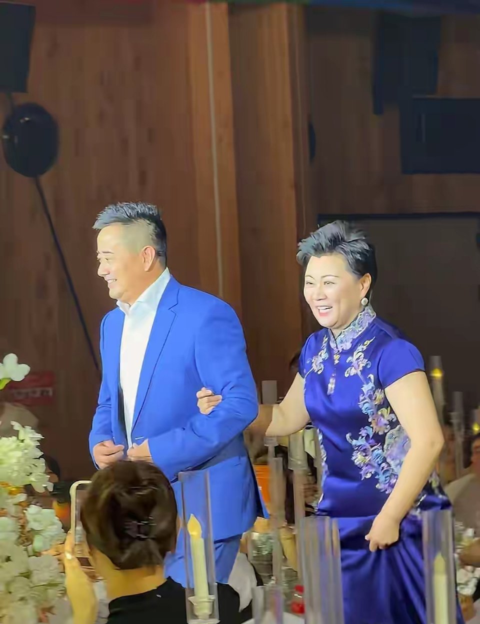 赵海燕儿子大婚好低调！喝60块的喜酒，现场烤全羊，婚车都是赞助