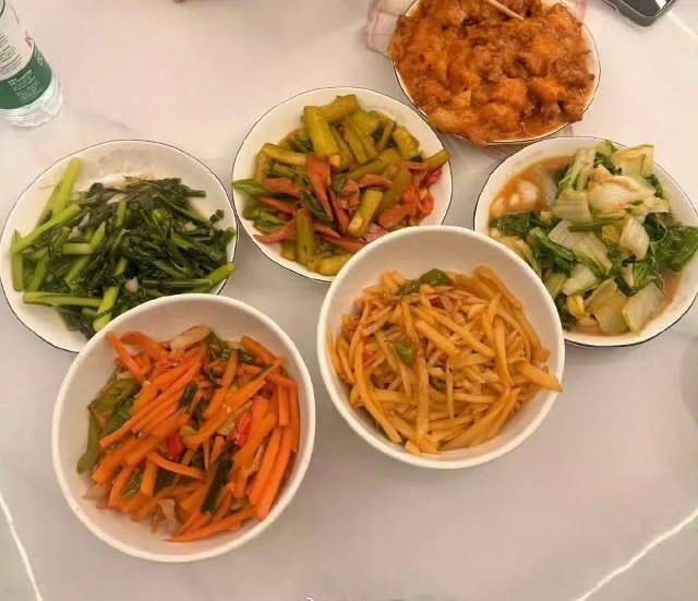 网友爆料侯明昊和孔雪儿谈恋爱了，孔雪儿发的菜桌子，和侯明昊的一样，还有桌子右上角