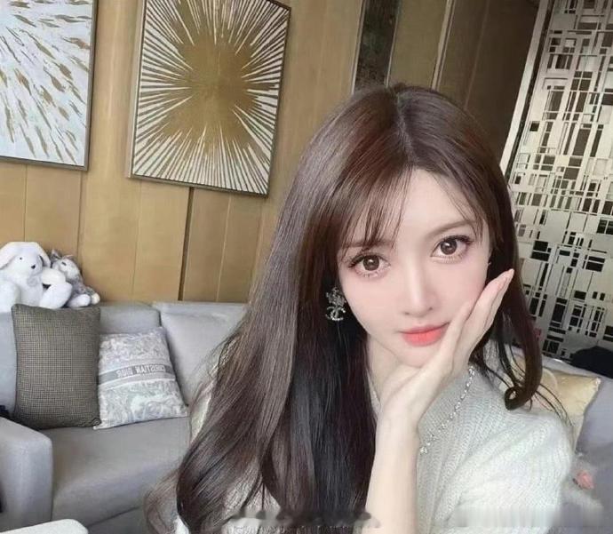 叶珂变化真的挺大。和前夫在一起时，整个人还带着清纯少女感；如今和黄晓明在一起，状